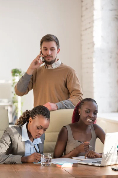 Hombre de negocios trabajando con sus colegas — Foto de Stock