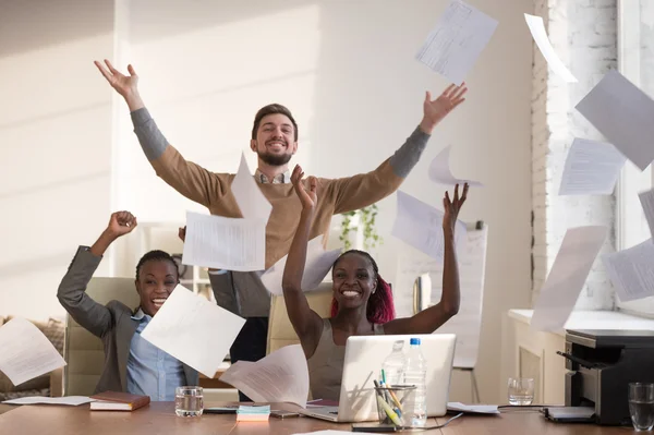 Empresarios vomitando papeles — Foto de Stock