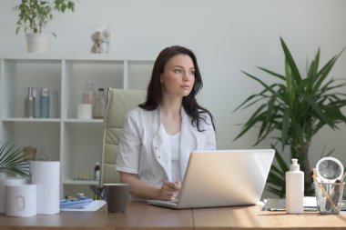 Dizüstü bilgisayar ile çalışan doktor