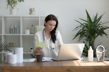 Doktor tıbbi test sonuçlarını çözümleme