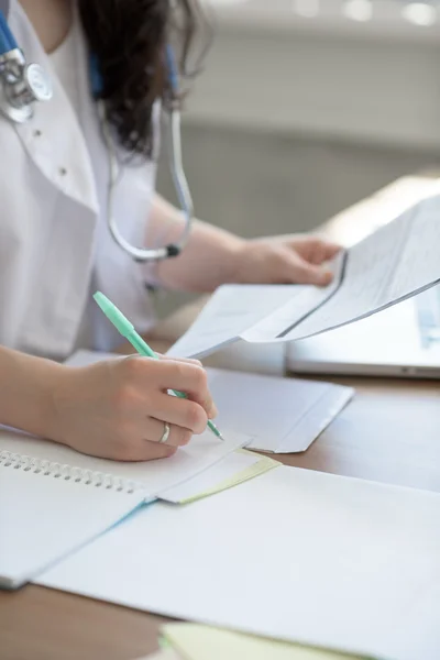 Médico tomar notas — Fotografia de Stock