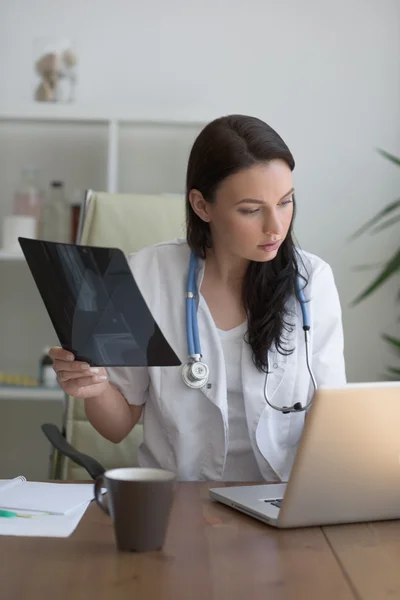 Doctor looking at xray — Stock Photo, Image