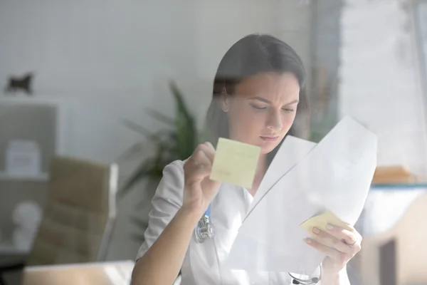 Doctor writing on transparent board — Stock Photo, Image