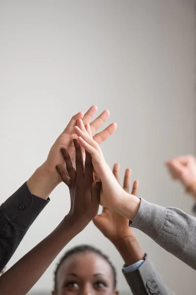 Händerna på av affärsmän — Stockfoto