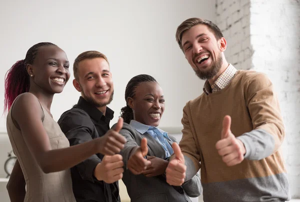 Gruppo di lavoro dando pollici in su — Foto Stock