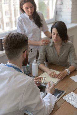 Doktor hastayla konuşuyor.