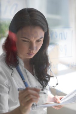 Ofiste çalışan doktor.