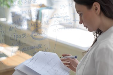 Ofiste çalışan doktor.