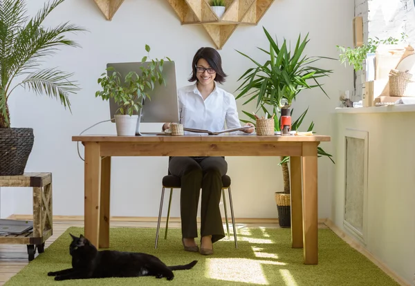 Hermosa mujer trabajando — Foto de Stock