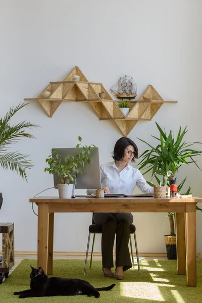 Mooie vrouw die werkt — Stockfoto