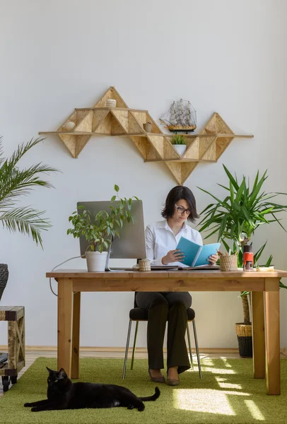 Hermosa mujer trabajando — Foto de Stock