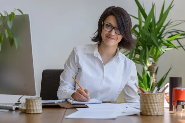 Kvinnan skriver på kontor — Stockfoto