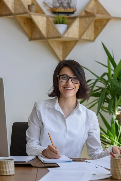 Frau schreibt im Büro — Stockfoto