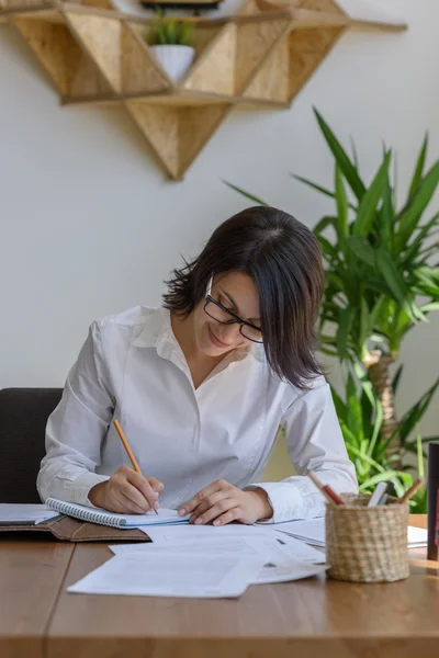 Vrouw schrijven op kantoor — Stockfoto