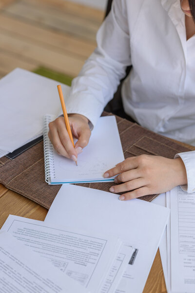 Женщина пишет в офисе
