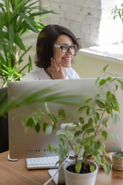 Vrouw die lacht op kantoor — Stockfoto