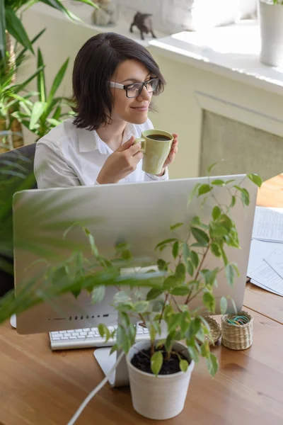 Kvinnan dricker kaffe — Stockfoto