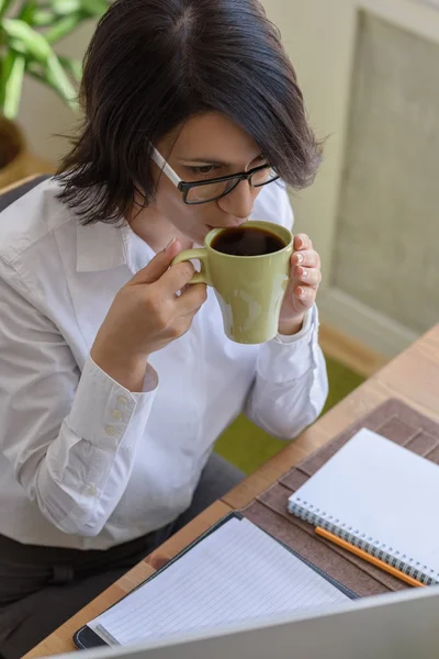 Vrouw die koffie drinkt — Stockfoto