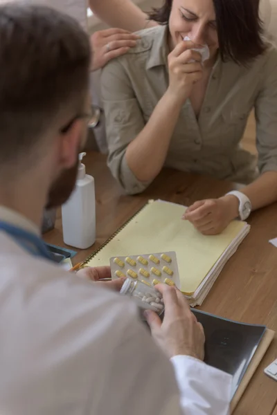 Doctor talking to crying patient — Stock Photo, Image