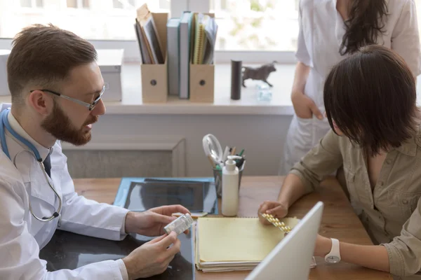 Doctor talking to patient — Stock Photo, Image