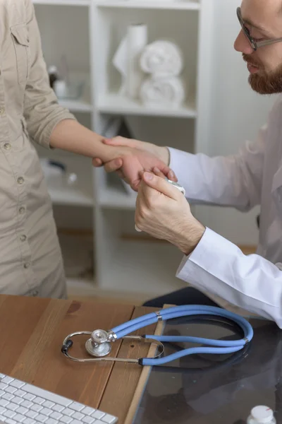 Médico medição de pulso — Fotografia de Stock