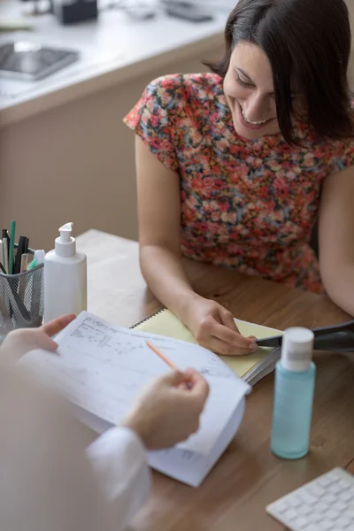 Beoefenaar consulting vrouw — Stockfoto