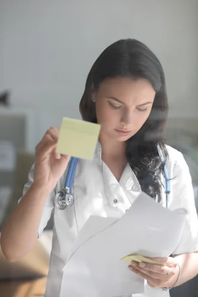 Médico que trabalha no escritório — Fotografia de Stock