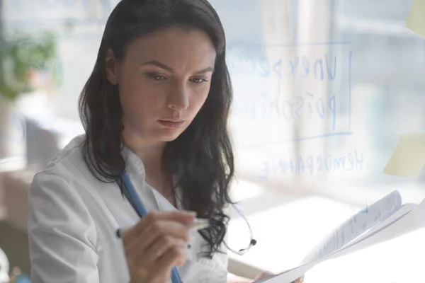 Arzt arbeitet im Büro — Stockfoto