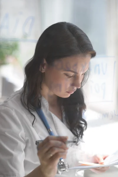 Medico che lavora — Foto Stock