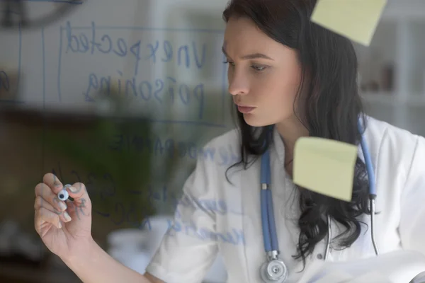 Ärztin arbeitet — Stockfoto