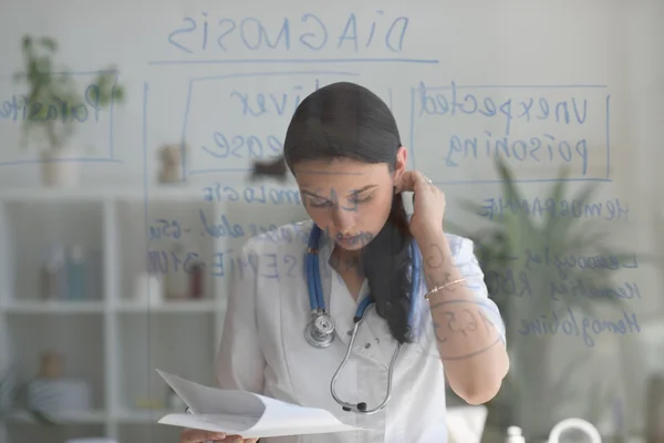 Médico que trabalha no escritório — Fotografia de Stock