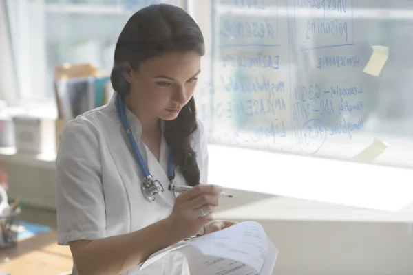 Médico que trabalha no escritório — Fotografia de Stock