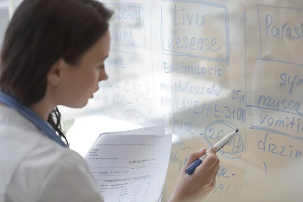 Doctor working at office — Stock Photo, Image