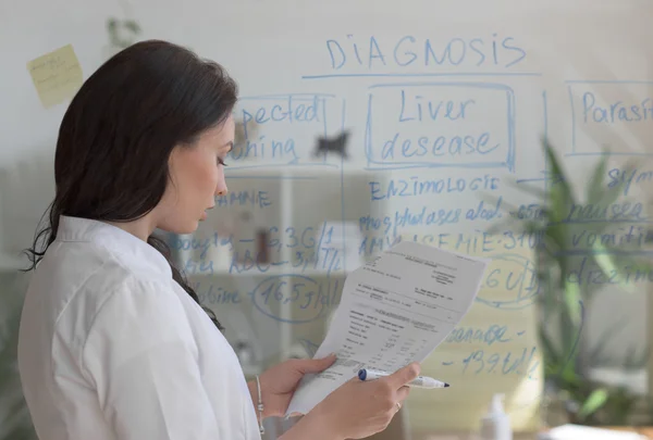 Médico que trabalha no escritório — Fotografia de Stock