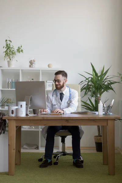 Arzt tippt auf seinem Computer — Stockfoto