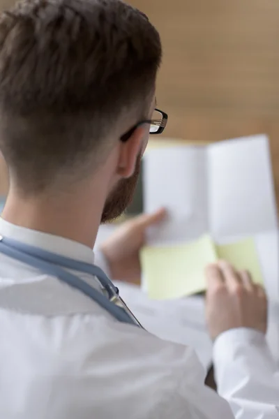 Arts werkzaam met testresultaten — Stockfoto