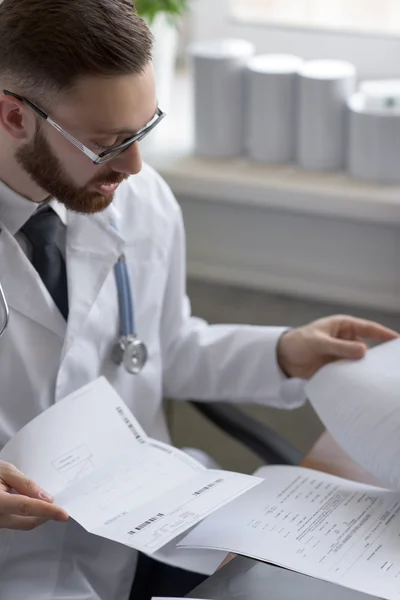 Médico trabajando con resultados de pruebas —  Fotos de Stock