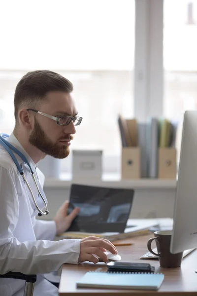 Medico che esamina una radiografia del gomito — Foto Stock