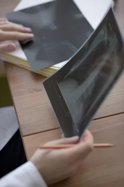 Doctor holding xray — Stock Photo, Image