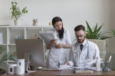 genç doktor tartışıyor