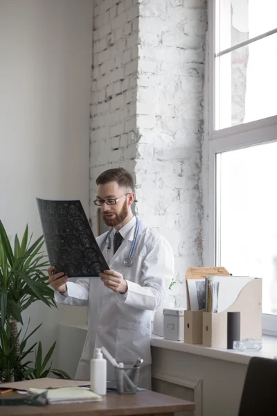 Doctor looking at brain x-ray — Stock Photo, Image