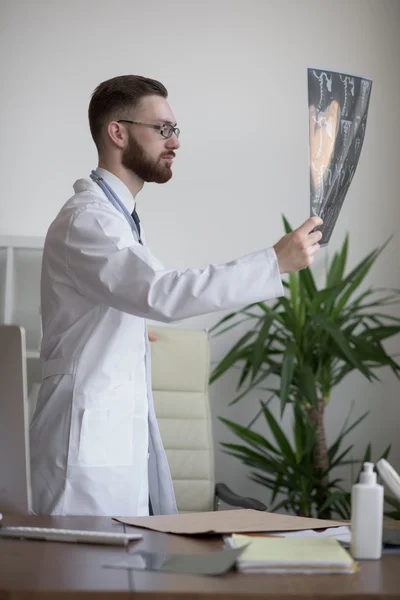 Doctor working with ct scan — Stock Photo, Image