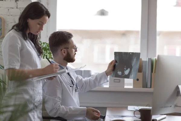 Ärzte diskutieren über Röntgen — Stockfoto