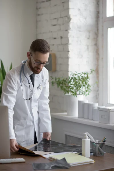 Doctor trabajando con tomografía computarizada — Foto de Stock