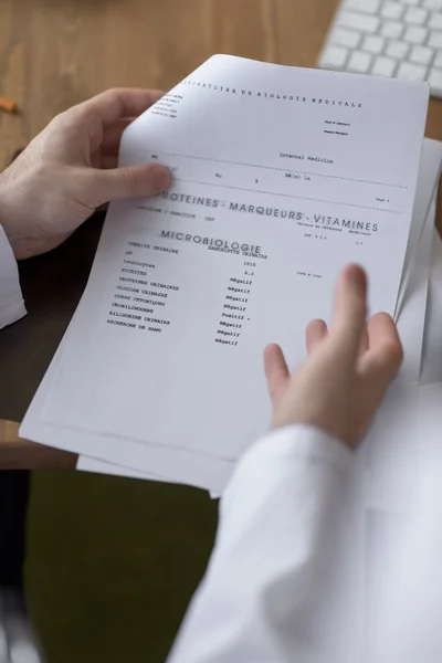 Doctor working with test results — Stock Photo, Image