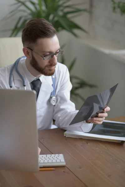 Medico che esamina una radiografia del gomito — Foto Stock