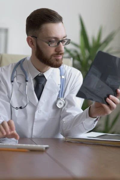 Medico che esamina una radiografia del gomito — Foto Stock