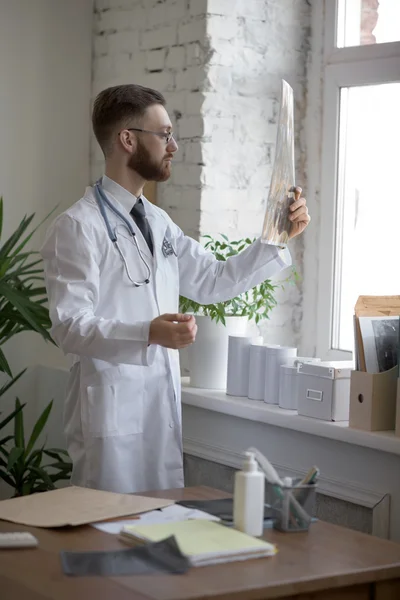 Doctor trabajando con tomografía computarizada — Foto de Stock