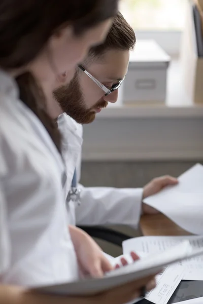 Médicos discutindo os resultados dos testes — Fotografia de Stock