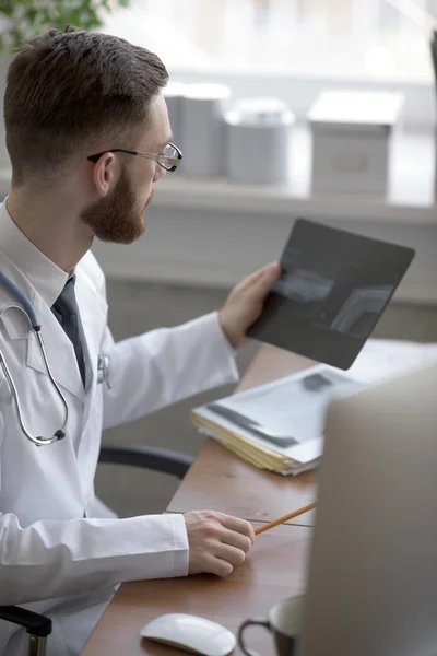 Médico que examina raios-X — Fotografia de Stock